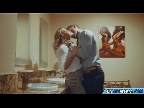 ❤️ Kui rinnakas blondiin võrgutab sind avalikus tualettruumis ❤❌ Porno at us